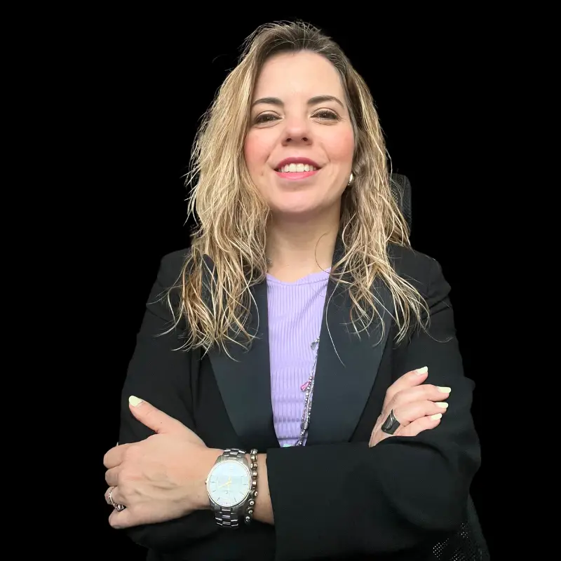 Lisette Coiro, consultora de marketing estratégico y fundadora de marketingdiqua, con los brazos cruzados