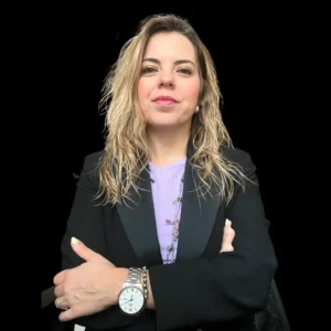 Lisette Coiro, fundadora de marketingdiqua, con saco negro